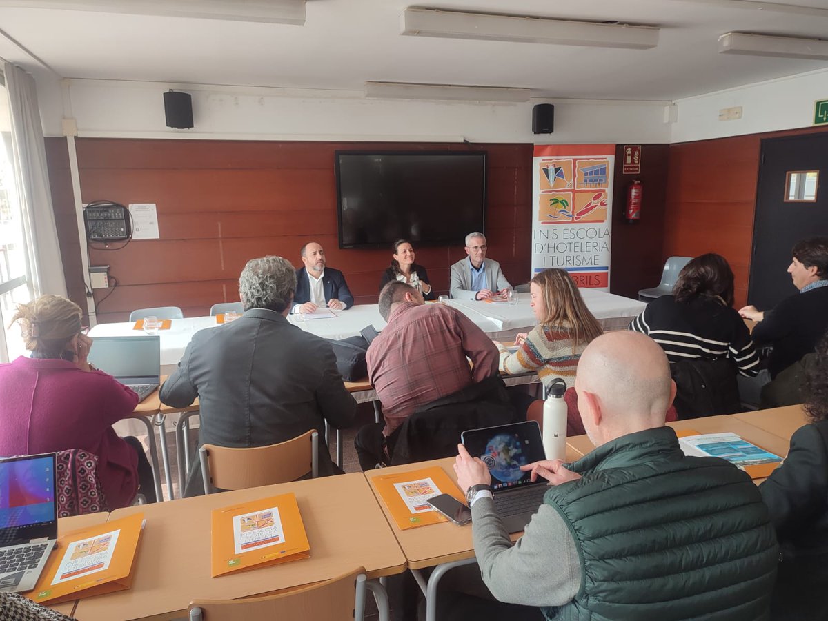 insmontsia's tweet photo. 🔌 Connectant amb el coneixement i nous  reptes  al sector turístic  a la Jornada “Polítiques turístiques vinculades amb la FP i les seves oportunitats de futur” que s’està celebrant ara a @INS_EHTCambrils @fabianmohedano @MartaDomenech1 
🧳#cfgsgiat  🏨#cfgs https://t.co/R3NSYjZN72