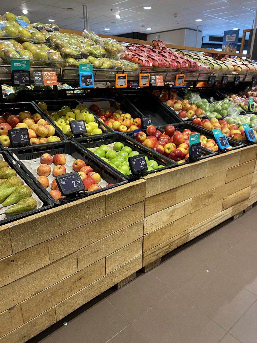 GGuz5's tweet photo. @SimplyRedHQ I’ve heard about the shortage of fuits&amp;vegs in England due to the horrible horrible weather conditions in Spain…jeezz! can you imagine all fruit&amp;veg we could get when weather conditions are good?  PS My local supermarket in Nederland today. https://t.co/tlIAvmpgUv