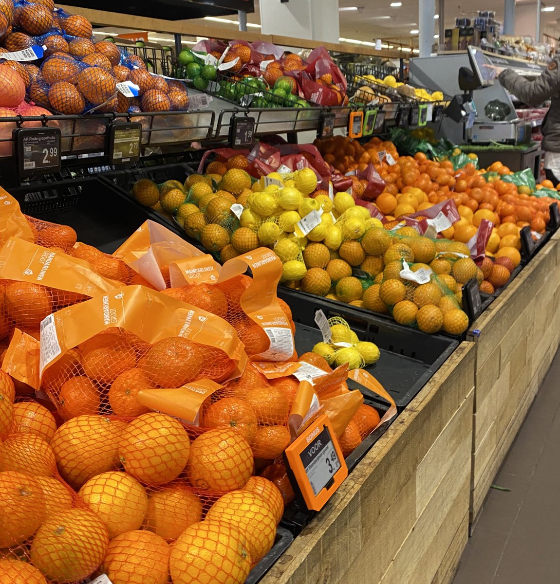 GGuz5's tweet photo. @SimplyRedHQ I’ve heard about the shortage of fuits&amp;vegs in England due to the horrible horrible weather conditions in Spain…jeezz! can you imagine all fruit&amp;veg we could get when weather conditions are good?  PS My local supermarket in Nederland today. https://t.co/tlIAvmpgUv