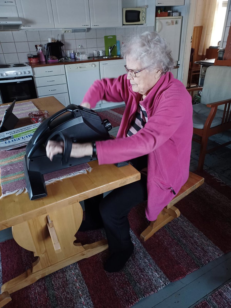 TiinaHankala's tweet photo. Helmikuiset terveiset! Kotihoidon arjessa on tällä viikolla pelattu korttia ja toteutettu kotikuntoutusta. Mielen ja kehon virkistystä #kotihoito #ikaalinen https://t.co/mjwEzdVmAt