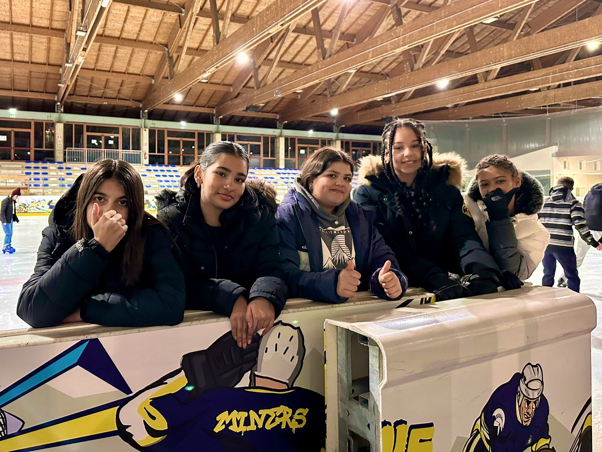AminaAhmed25's tweet image. Day 2… Skiing, Skating and Selfies ⛷️⛸️ 🤳