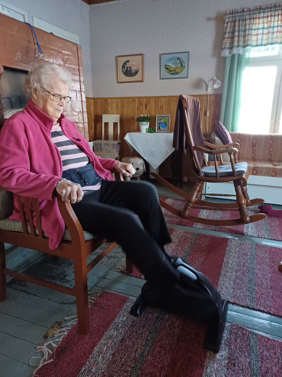 TiinaHankala's tweet photo. Helmikuiset terveiset! Kotihoidon arjessa on tällä viikolla pelattu korttia ja toteutettu kotikuntoutusta. Mielen ja kehon virkistystä #kotihoito #ikaalinen https://t.co/mjwEzdVmAt