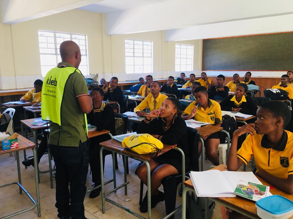 rsacareerhelp's tweet photo. Career Development Services Officials at Kgomotso High School - Pampierstad in Northern Cape sharing career information with the learners.

#careerinformation 
#careerawareness 
#careerdevelopmentservices 
#Khetha https://t.co/WWAXuUcaxA