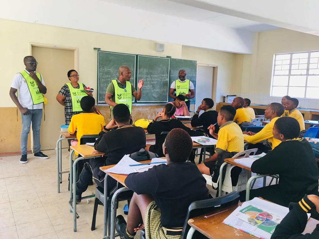 rsacareerhelp's tweet photo. Career Development Services Officials at Kgomotso High School - Pampierstad in Northern Cape sharing career information with the learners.

#careerinformation 
#careerawareness 
#careerdevelopmentservices 
#Khetha https://t.co/WWAXuUcaxA