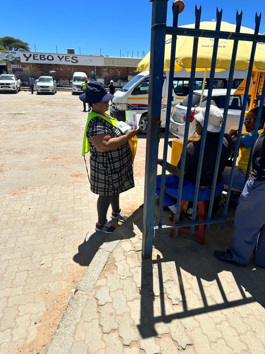rsacareerhelp's tweet photo. Career Development Services Officials at Kgomotso High School - Pampierstad in Northern Cape sharing career information with the learners.

#careerinformation 
#careerawareness 
#careerdevelopmentservices 
#Khetha https://t.co/WWAXuUcaxA
