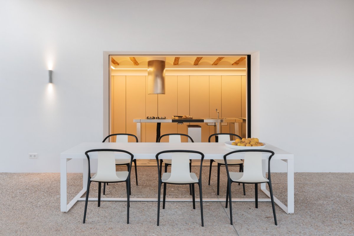 El diseño de espacios exteriores es la clave para conseguir un espacio único y acogedor, donde disfrutar de las buenas temperaturas al aire libre. #arquitectura #interiorismo
pepecabrera.com