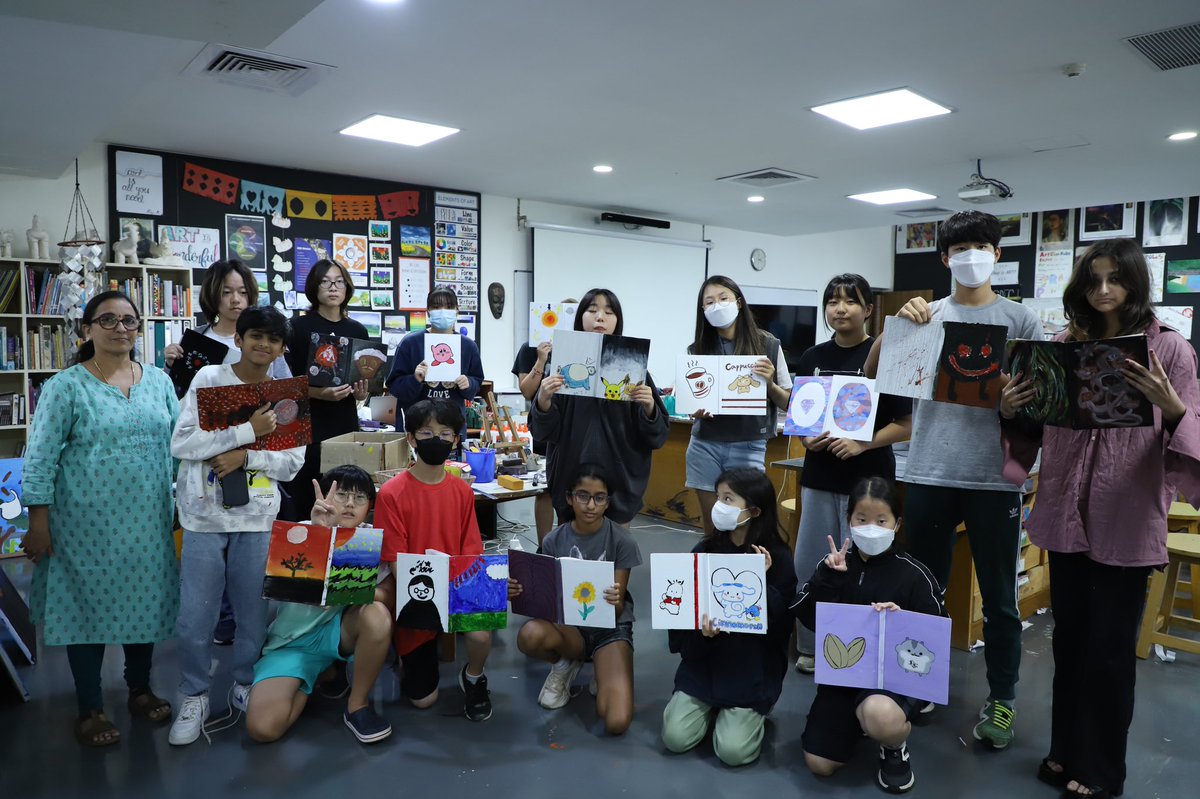 aiscvisualarts's tweet image. #AISCMiddleSchool students explored the #AISCVisionforLearners traits by being Empathetic and Innovators. Students recycled used notebooks and gave a new life,which will be given to the #AISCSevai partner NGO’s.