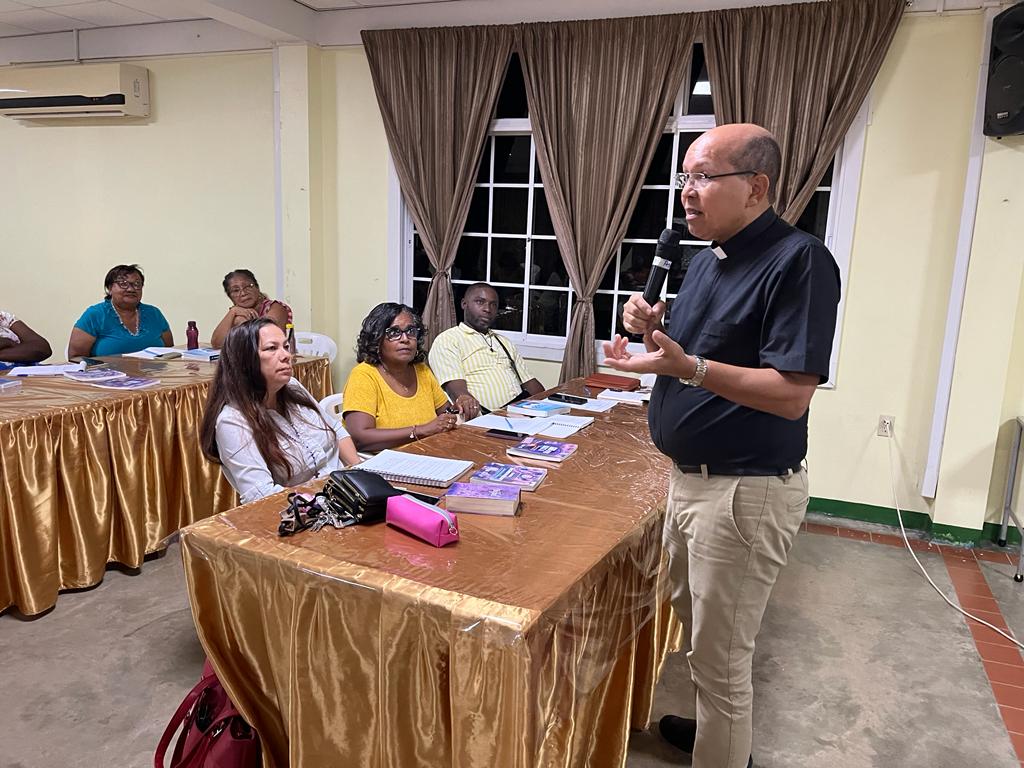 FrMichelRemery's tweet photo. How inspiring to meet the catechists of the Paramaribo diocese. Thank you for your passionate desire to bring young and old to Jesus!
#bisdomparamaribo
#paramaribo https://t.co/jp6h63p1mR