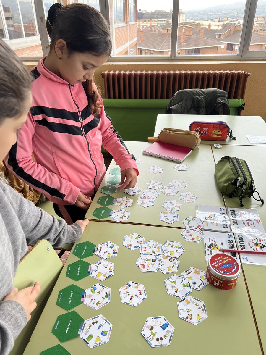 juanffv's tweet photo. ¿Cómo una alumna nueva y con desconocimiento del idioma puede sentirse partícipe en los juegos de clase? Utilizo #turbolector Un fantástico juego para aprender un idioma https://t.co/KV0DECHiQU