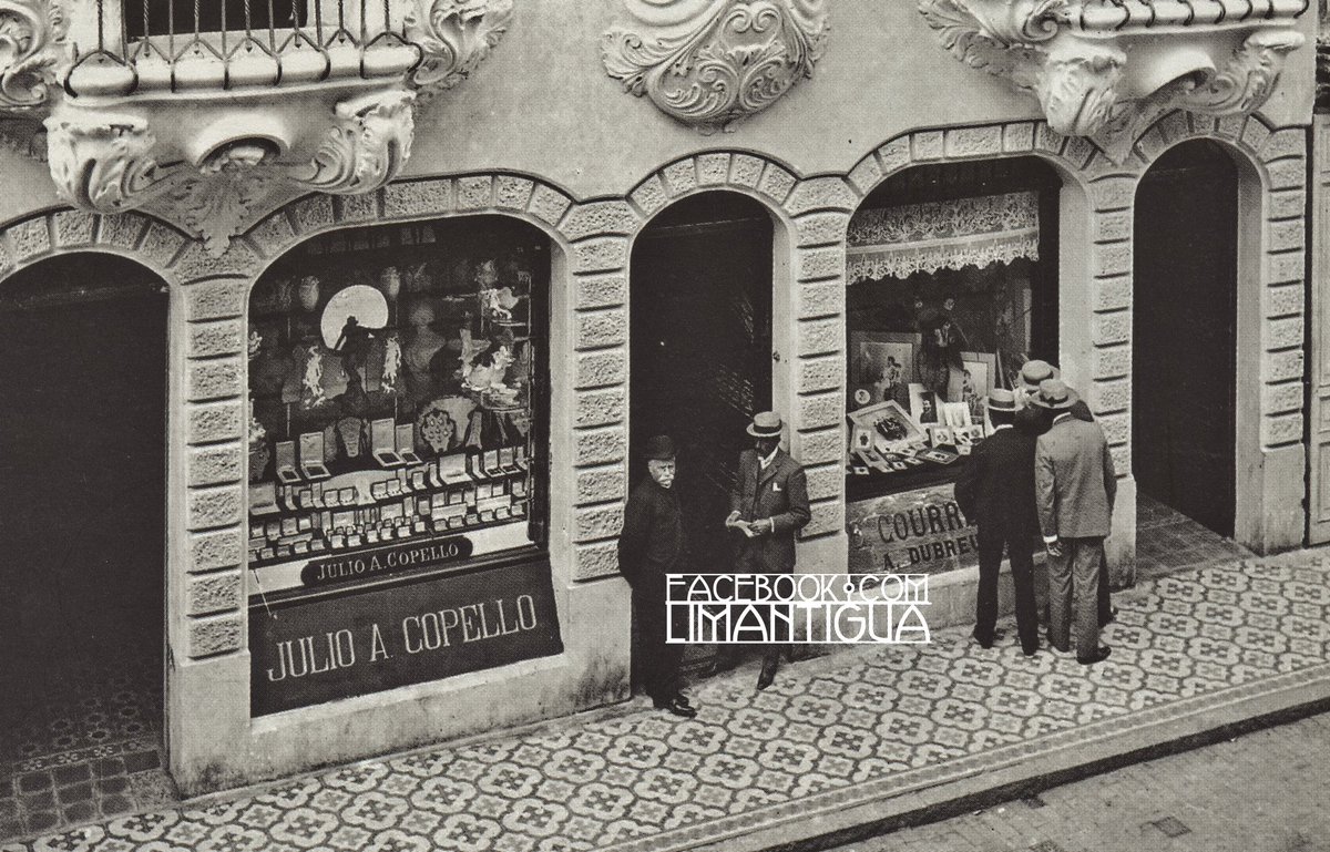 limantigua's tweet photo. Espacios de exhibición de la Casa importadora de joyería Copello y del Estudio Fotografía Central - E. Courret y Cia.
Calle Mercaderes - 4ta cuadra del Jirón de la Unión.
Sigue a @limantigua
#vladimirvelasquez #limantigua #callemercaderes #coleccionlimantigua #copello #courret https://t.co/k5ccBGauJP