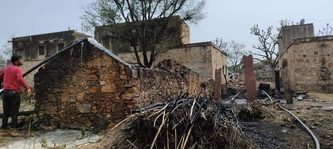 advmansinghm's tweet photo. कहां है #जमवारामगढ़ का फायर ब्रिगेड विभाग #Fire_brigade
आज सामरेड कला गांव में गरीब परिवार के छप्पर में लगी अचानक आग से हुआ आर्थिक नुकसान,गांव वालों ने समय रहते पास में पानी की व्यवस्था होने के कारण आग बुझाने में कामयाब रहे।
प्रकृति परमात्मा का शुक्रिया है कि कोई जनहानि नहीं हुई। https://t.co/S4mNcJN4AS