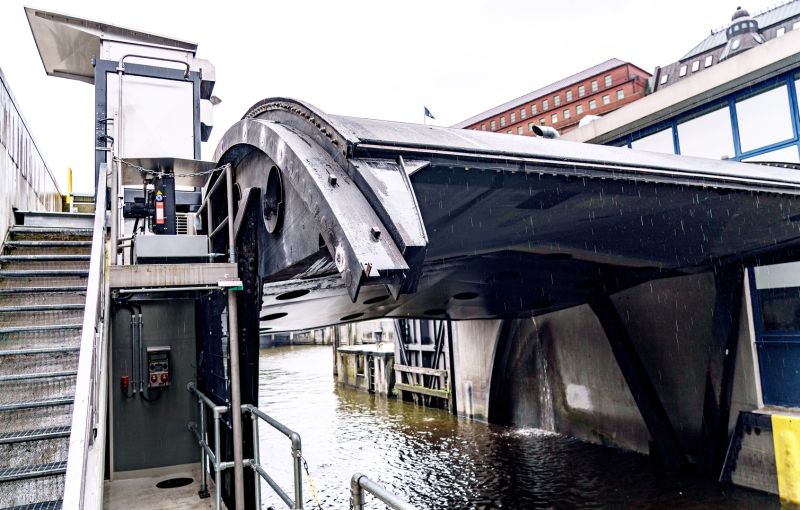 RexrothDACH's tweet photo. Wie treibt man ein Schleusentor an, das nicht ausfallen darf? Die LSBG Hamburg hat sich für ein hydraulisches #Antriebssystem von #Hägglunds für ihre zentrale #Schaartorschleuse entschieden: https://t.co/WflNUHTGvH #DriventotheCore https://t.co/FjtAjjkH8Z