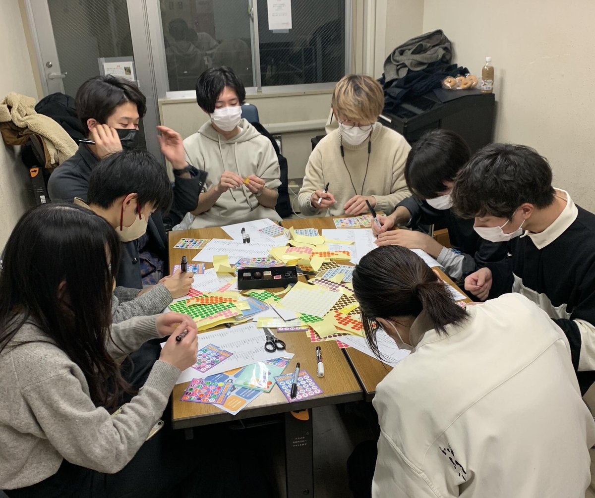 picapi_lavoce's tweet photo. \ｺﾝﾊﾞﾝﾊ💫/
(バンマスに叱られたから翻訳に頼らず頑張って日本語しゃべるﾋﾟｶ)

今日もどぴかのみんなは楽しく練習してるﾋﾟ…⁇おや…？？今日はメンバーみんなで何やら一生懸命書き込んで準備してるみたいﾋﾟｶ…👀
楽しそうでうらやまﾋﾟｯ‼︎✨

↓ご予約🎤
https://t.co/FnvB1wtx4k https://t.co/lRNyJPXlG2