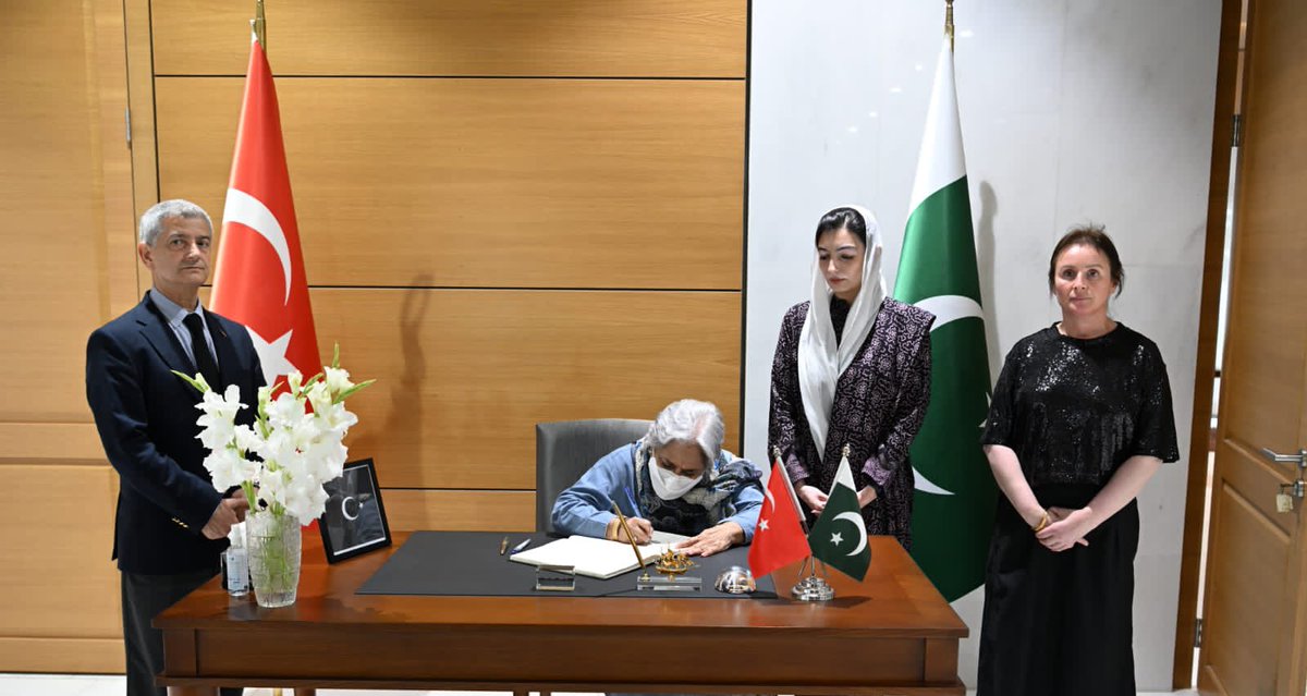 AseefaBZ's tweet photo. Visited the Turkish consulate in Karachi to express my deep condolences on the devastating earthquakes that has taken the lives of many and left countless others injured and homeless. The people of Pakistan stand by the people of Turkiye in their difficult time.
🇹🇷🇵🇰 https://t.co/o2GjJBc1Ez