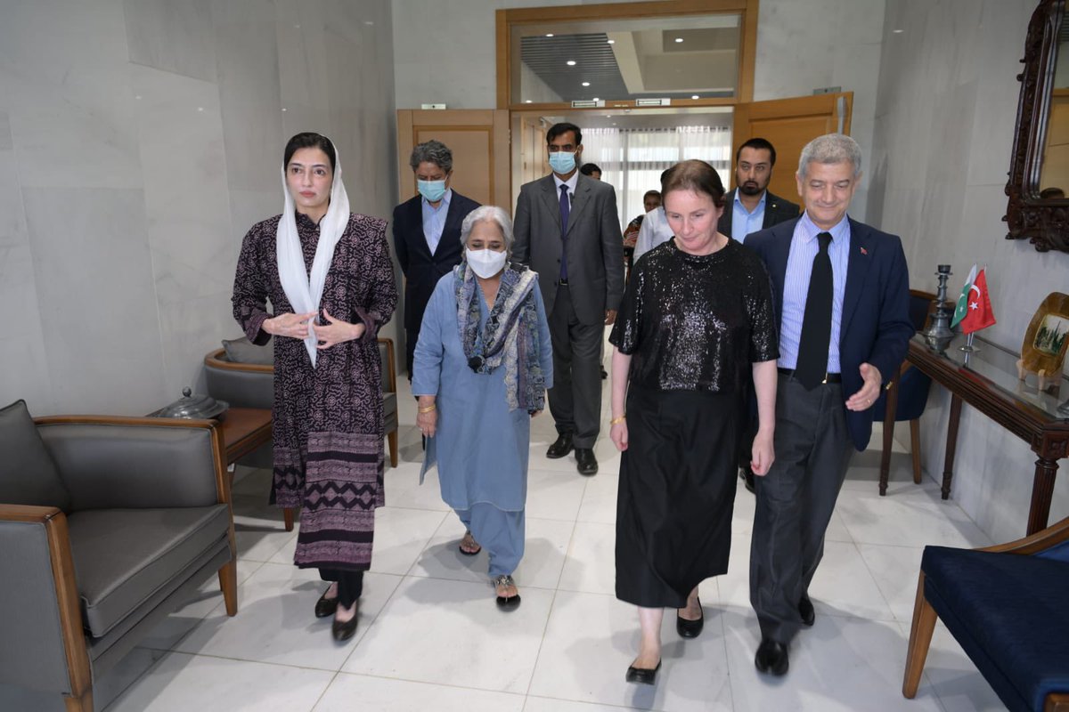 AseefaBZ's tweet photo. Visited the Turkish consulate in Karachi to express my deep condolences on the devastating earthquakes that has taken the lives of many and left countless others injured and homeless. The people of Pakistan stand by the people of Turkiye in their difficult time.
🇹🇷🇵🇰 https://t.co/o2GjJBc1Ez