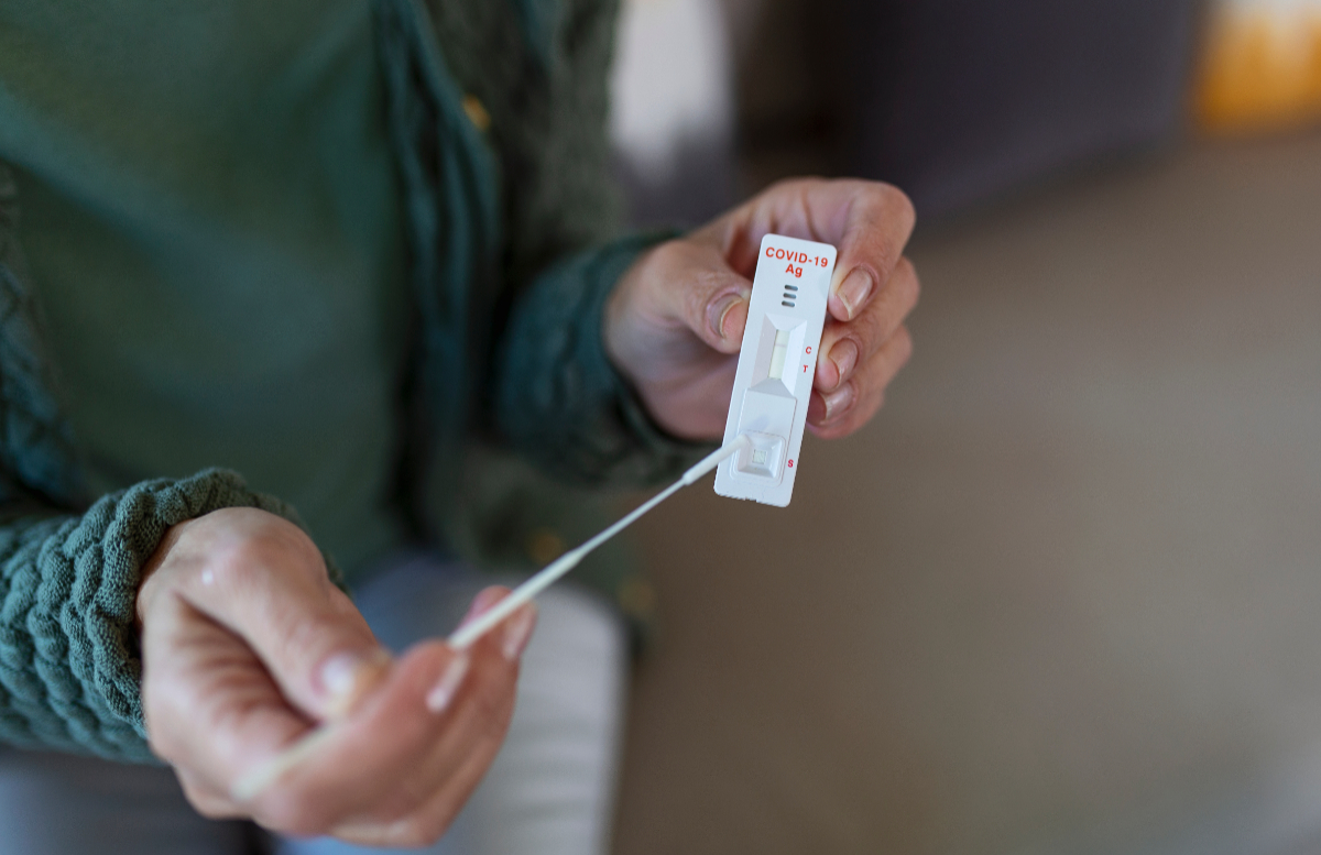 Corona is nog steeds aanwezig. Het blijft belangrijk om te testen of je besmet bent, zeker na carnaval.
Maar COVID-testen zijn best duur. In de hal van het gemeentehuis kun je daarom gratis doosjes COVID-testen ophalen. Je mag er 5 per persoon meenemen, zolang er voorraad is.