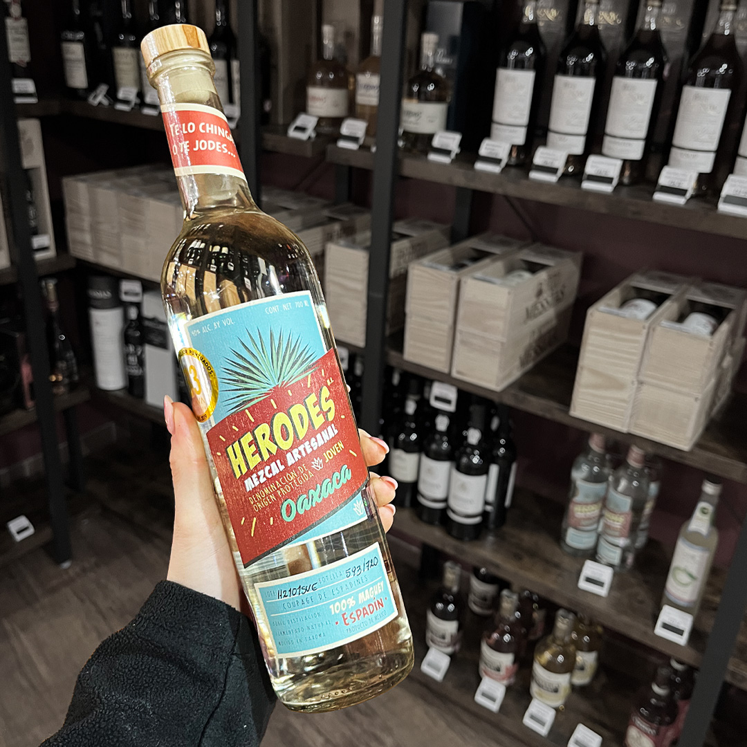 cavavinsheffuk's tweet photo. THE MEZCAL MARGARITA 🍸

- 50ml Herodes Mezcal Artesanal
- 25ml Lime Juice 
- 20ml Triple Sec
- Ice
- Salt
.
.
Shop in-store &amp; online now! Link in bio
#margaritaday #cocktaillover #cocktailrecipe #margaritarecipe #mezcalcocktail #lebonvin #cavavin #wineshop #wineandspirits https://t.co/PJl0Q24FSt