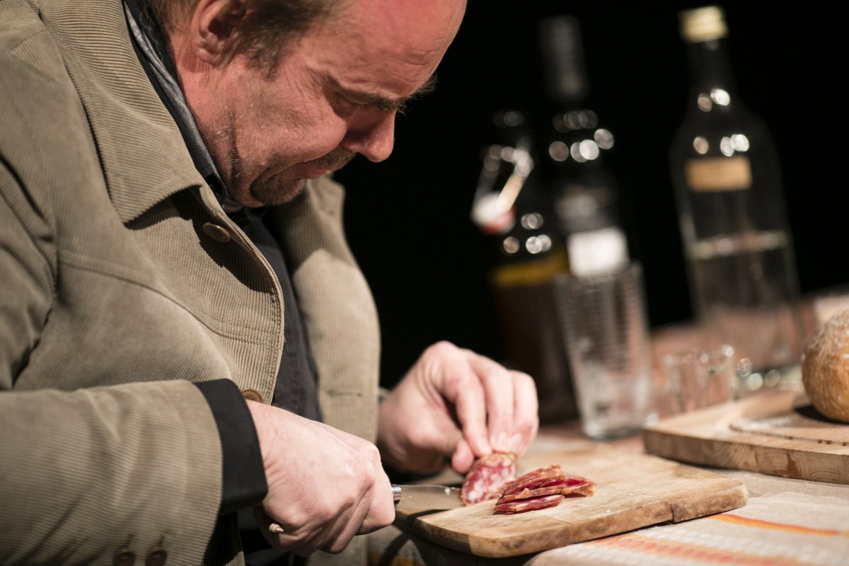 Ob narezku in vinčku o življenjskih resnicah, pretrganih ljubeznih, spominih, življenju in smrti. 🍷
👉Pripovedovalska predstava Kako smo prišli do sem? v avtorstvu Mateja Recerja in Gregorja Zorca v soboto ob 20h.
Vstopnice na rezervacije@glej.si

📸 Andrej Firm
