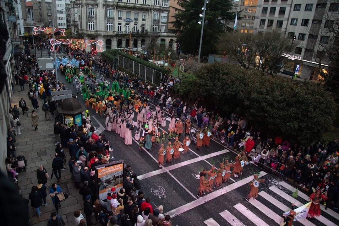 LaSalleInma's tweet photo. A nosa comparsa ao seu paso pola praza de Galicia. Qué orgullo e que emoción sentimos ao ver estas imaxes! https://t.co/bvr4EHK7LA