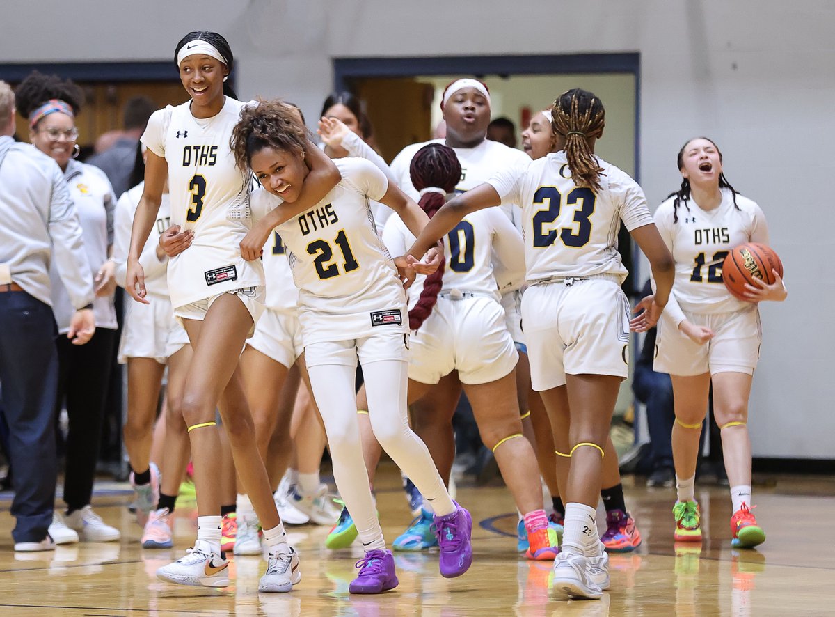 HSOnSIIL's tweet photo. PHOTO GALLERY:  @jailah2x and @shannonsimoneee lead @OTHSGirlsBball past @AltonWbb Tuesday night in @IHSA_IL Class 4A sectional semifinal showdown

@IHSAState @otownathletics @AltonAthletics @OTHSDistrict203 @gknolhoff 

https://t.co/zGzsx5wA2o https://t.co/DHZbka7Ky6
