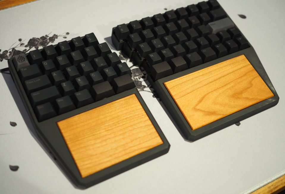 Salicylic_acid3's tweet image. #Guide68 のパームレスト一体型ケースの試作も完了。
ちょっとパームレストの内径の誤差が厳しいので、パネルはもう少し調整が必要そうです。
パームレスト一体型にしたところ従来の親指キー逆付けは低くて厳しかったので、コンベックスキーキャップを取り付けたら優勝しました。