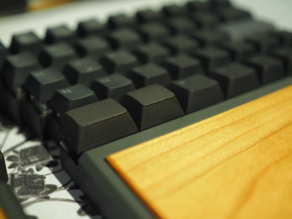 Salicylic_acid3's tweet image. #Guide68 のパームレスト一体型ケースの試作も完了。
ちょっとパームレストの内径の誤差が厳しいので、パネルはもう少し調整が必要そうです。
パームレスト一体型にしたところ従来の親指キー逆付けは低くて厳しかったので、コンベックスキーキャップを取り付けたら優勝しました。