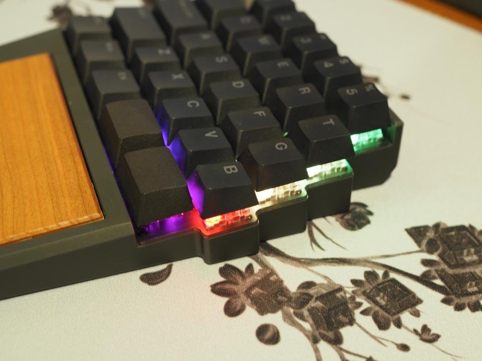 Salicylic_acid3's tweet image. #Guide68 のパームレスト一体型ケースの試作も完了。
ちょっとパームレストの内径の誤差が厳しいので、パネルはもう少し調整が必要そうです。
パームレスト一体型にしたところ従来の親指キー逆付けは低くて厳しかったので、コンベックスキーキャップを取り付けたら優勝しました。