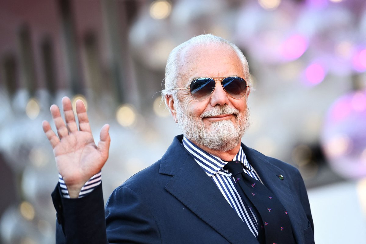 FabrizioRomano's tweet photo. Napoli president de Laurentiis: “Kvara and Osimhen? It won’t be difficult to keep our best players, we’re good with contracts — but never say never in case of crazy proposals. I think they will stay for long time”, told TNT Sport 🚨🔵

“I hope Lozano will stay for many years”. https://t.co/yiZ80Jw4wL