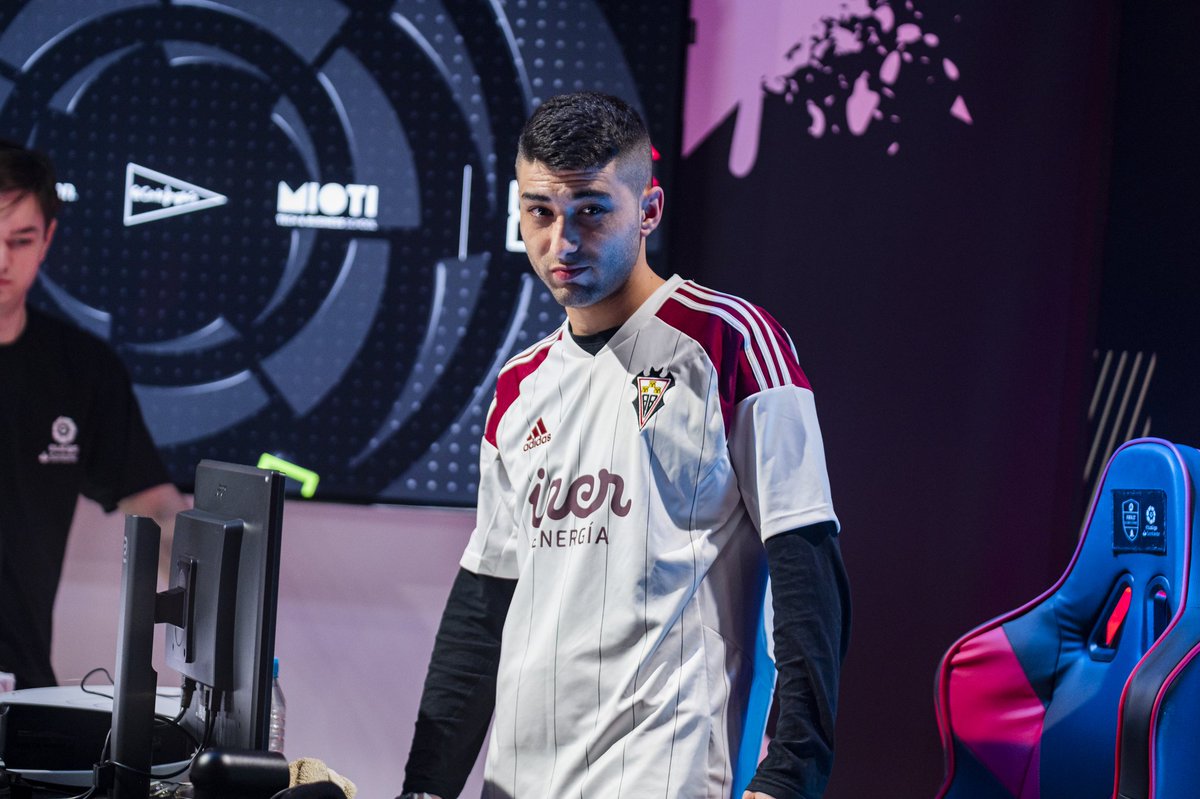 JavatoAbelito's tweet photo. Ya en Barcelona para disputar las Jornadas 8 y 9 en @eLaLiga

Muchas ganas de competir y seguir sumando puntos .

A las 18:00 vs @CDLeganes ( twitch elaliga2 )

A las 21:20 vs @RCDeSports ( twitch elaliga 2 ) 

Vamos 🐗

@Heracles_Gaming
@ABPEsports https://t.co/6OLXngKJO1