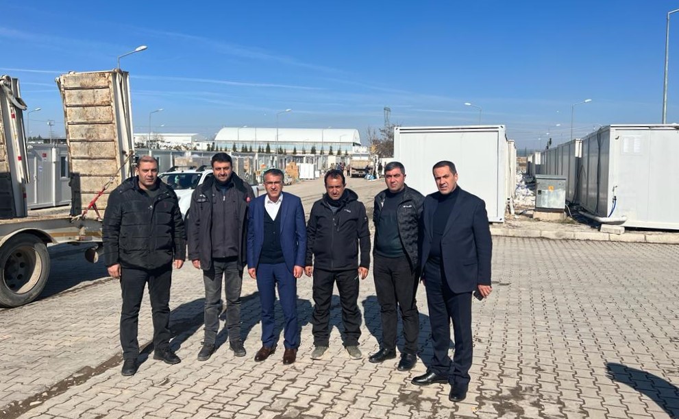 Yönetim Kurulu Başkanımız Sn. Memet Aslan ve Yönetim Kurulu Üyelerimiz; depremden etkilenen şehirlerden bir tanesi olan Malatya'ya gitti.

<a href="/memetaslanOSB/">Memet Aslan</a> <a href="/YasarSen30/">Yaşar Şen</a> <a href="/beysangid/">Veliözbey</a> <a href="/HarunELEBOLU2/">Harun ÇELEBİOĞLU</a>