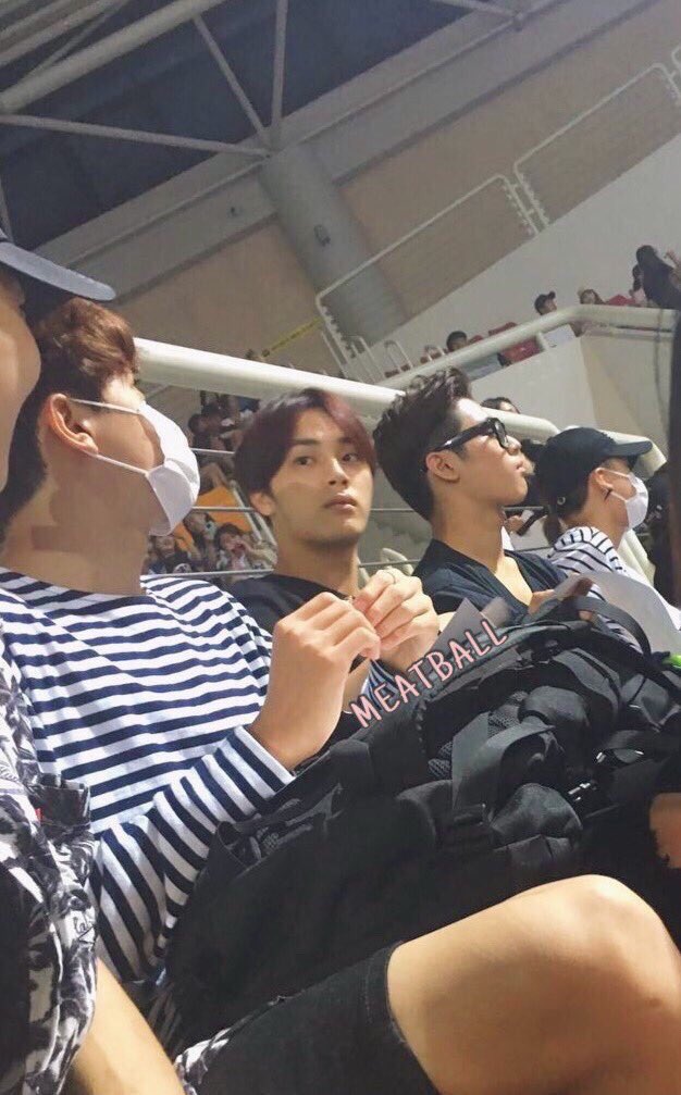gotboyzarchive's tweet photo. Eric showed Youngjae  GOT7's pic that he took when he was attending GOT7's concert with all The Boyz members during 2016 https://t.co/1ootnLqp2x