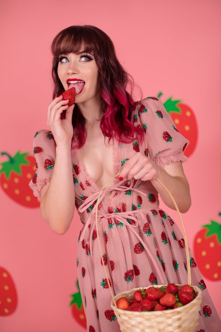 I wish you were this strawberry so I could eat you 😋  Set going up on my Patreon soon! 🔥 https://t.c