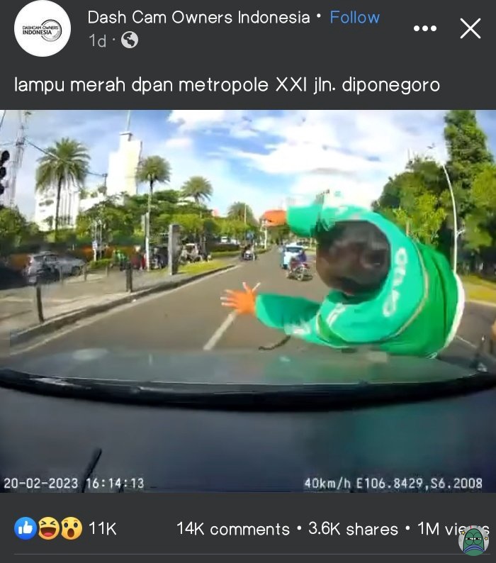Tanyarl padahal jalur mobil udah lampu ijo, ini grab lampu merah malah nyelonong aja🙃