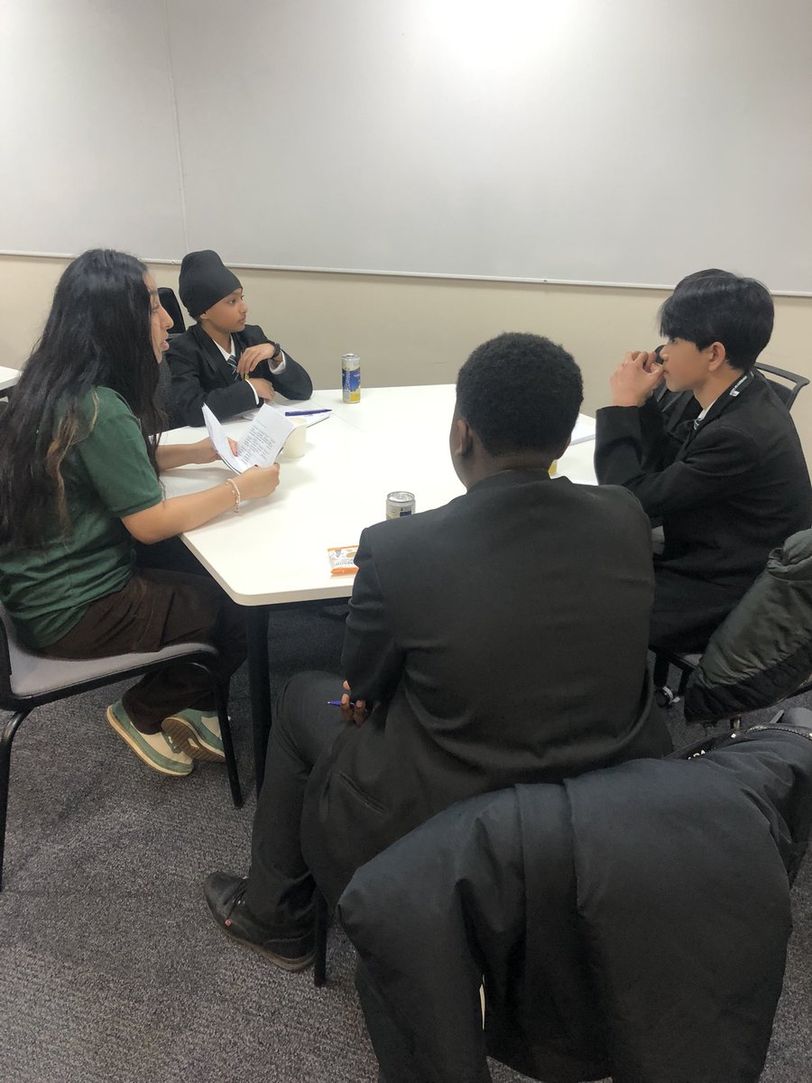 Spanish conversation café in full swing - ¡hablamos! 🇪🇸🗣️ #wearebilingual #weareRoundhay <a href="/RSch_class2025/">Roundhay Year 11</a> <a href="/RSch_Languages/">Roundhay Languages</a> @UoLArtsOutreach
