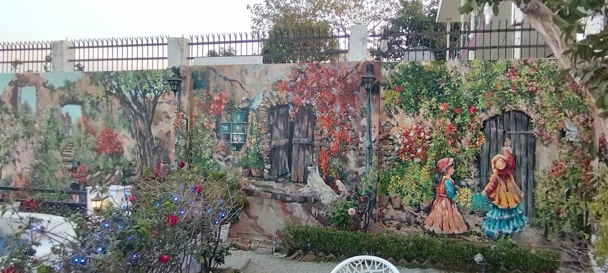 Beautiful graphiti art in Rishikesh, Hideout Cafe.
#wallart #graphitiart