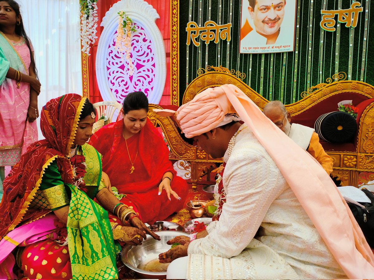 AyushiiDeshmukh's tweet photo. सूर्योदय बालग्रह अकोला (एड्स केयर सेंटर) द्वारा आयोजित विवाह समारोह में नव वर वधु को आशिर्वाद दिया एवं मेरी बिटिया का कन्यादान किया ।
#Akola #Aidscare #HIV #ashram https://t.co/zX6W1V0x8Q