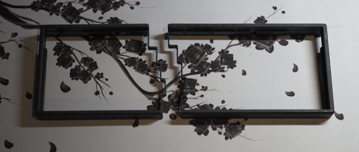 Salicylic_acid3's tweet image. これは #Guide68 のフレームタイプのケースとトレイタイプのケースの写真ですが、正面から見るとほとんど変わらない。。。
作りはぜんぜん違うんですけどね。