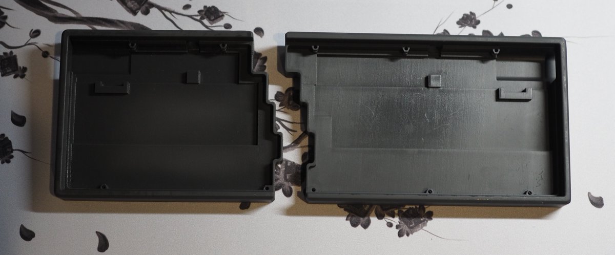 Salicylic_acid3's tweet image. これは #Guide68 のフレームタイプのケースとトレイタイプのケースの写真ですが、正面から見るとほとんど変わらない。。。
作りはぜんぜん違うんですけどね。