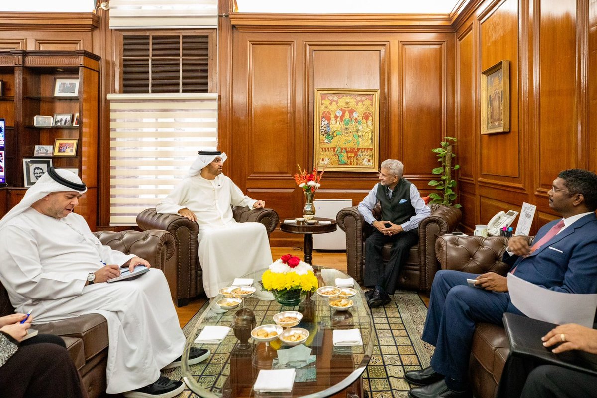 UAEembassyIndia's tweet image. #WSDS2023 के मौके पर, महामहिम डॉ. सुलतान अल जबर ने @DrSJaishankar से मुलाकात की और चर्चा की 🇦🇪🇮🇳 के बीच द्विपक्षीय संबंधों को मजबूत करने की दिशा पर | साथ ही #G20 एवं #COP28 से पहले दोनो देशों का एकजुट होकर ऊर्जा परिवर्तन की ओर कदम उठाना चर्चा का एक अहम विषय रहा| #UAE #भारत