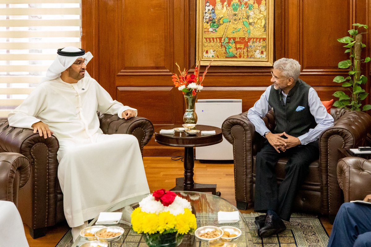 UAEembassyIndia's tweet image. #WSDS2023 के मौके पर, महामहिम डॉ. सुलतान अल जबर ने @DrSJaishankar से मुलाकात की और चर्चा की 🇦🇪🇮🇳 के बीच द्विपक्षीय संबंधों को मजबूत करने की दिशा पर | साथ ही #G20 एवं #COP28 से पहले दोनो देशों का एकजुट होकर ऊर्जा परिवर्तन की ओर कदम उठाना चर्चा का एक अहम विषय रहा| #UAE #भारत