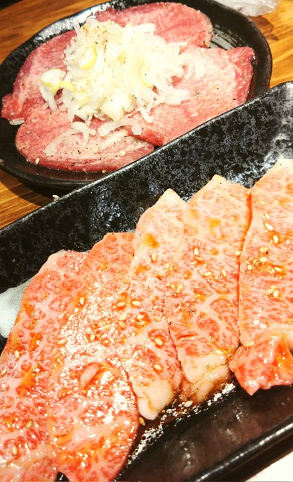 今日は家族が誕生日だったので、近所のちょい良いめの焼肉屋に。
う、うまぁぁ…やはり肉は値段に比例するのかぁぁぁあぁぁ……! 