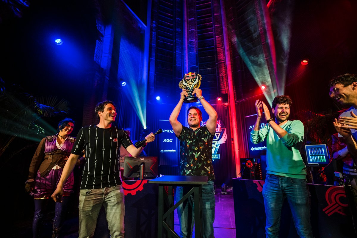 redbullNED's tweet image. Vorig jaar won @GekkeGenno, en in 2021 @FatShieldLoL  🎉

Word jij de nieuwe Red Bull Solo Q kampioen? 😏 

Schrijf je nu in voor de qualifiers ➡️ win.gs/3KsYnIW

@AMD #Gaming #LeagueOfLegends #GeeftJeVleugels