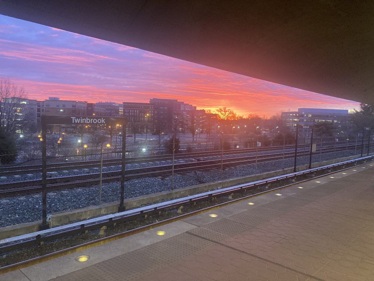aonpointe's tweet photo. @wmata @Metrorailinfo thankful for a nice sunrise and great RL metro ride this AM 👍 https://t.co/PIB5ITk6lo