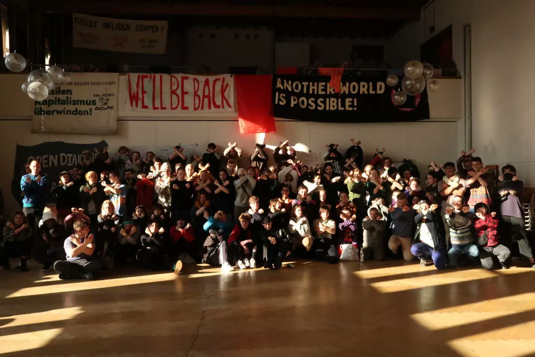 Von 18.-20. Februar fand ein internationaler #endfossil Kongress in Bern statt. Mit über 150 Menschen von 4 Kontinenten haben wir unter anderem über die Zukunft von EndFossil und ErdeBrennt und weitere Schritte wie den May of Occupations gesprochen. 🌍🔥 #mayweoccupy #erdebrennt