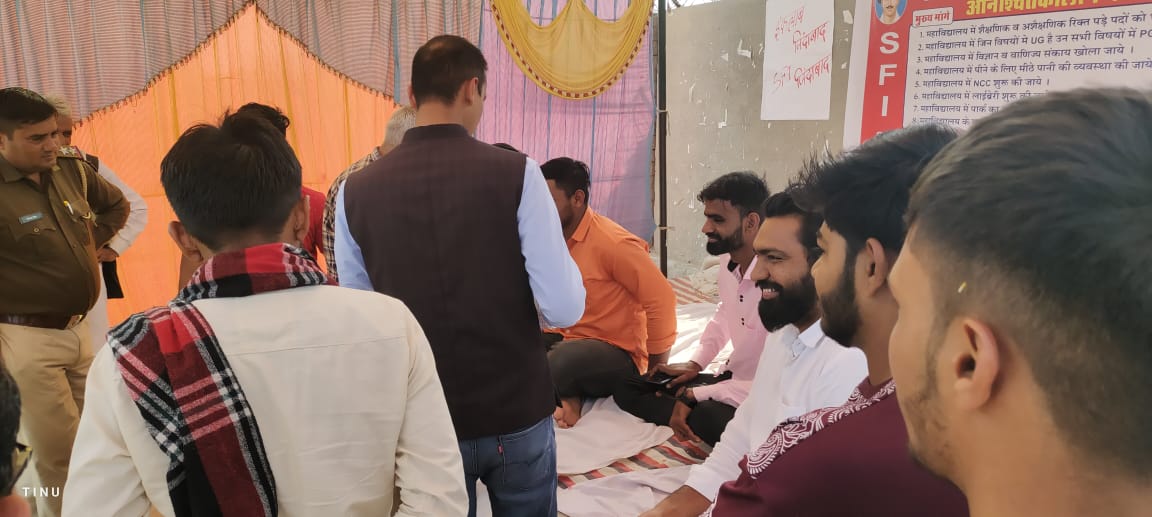 jhunjhunu_sfi's tweet photo. Sfi के लंबे संघर्ष की ऐतिहासिक जीत 8 में से चार मांगो पर बनी सहमति।
*एसएफआई के लंबे संघर्ष की ऐतिहासिक जीत।*
*क्रांतिकारी छात्र नौजवानों के जज्बे को सलाम।*
#इंकलाब_जिन्दाबाद 
#SFI_जिन्दाबाद 
#sfi_झुंझुनूं 
#sfi_मलसीसर 
#JoinSFI 
#Be_a_complete_student https://t.co/qipx1zWJEi