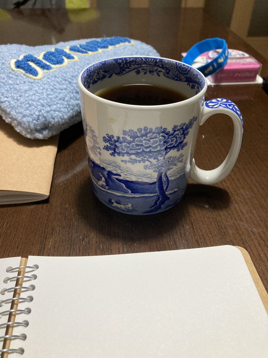 Naranja1017's tweet photo. スポードのブルーイタリアン。このタイプの、欲しかったんです。マグ増えすぎだけど💦
#Spode
#BlueItalian https://t.co/MQRE10u7y1