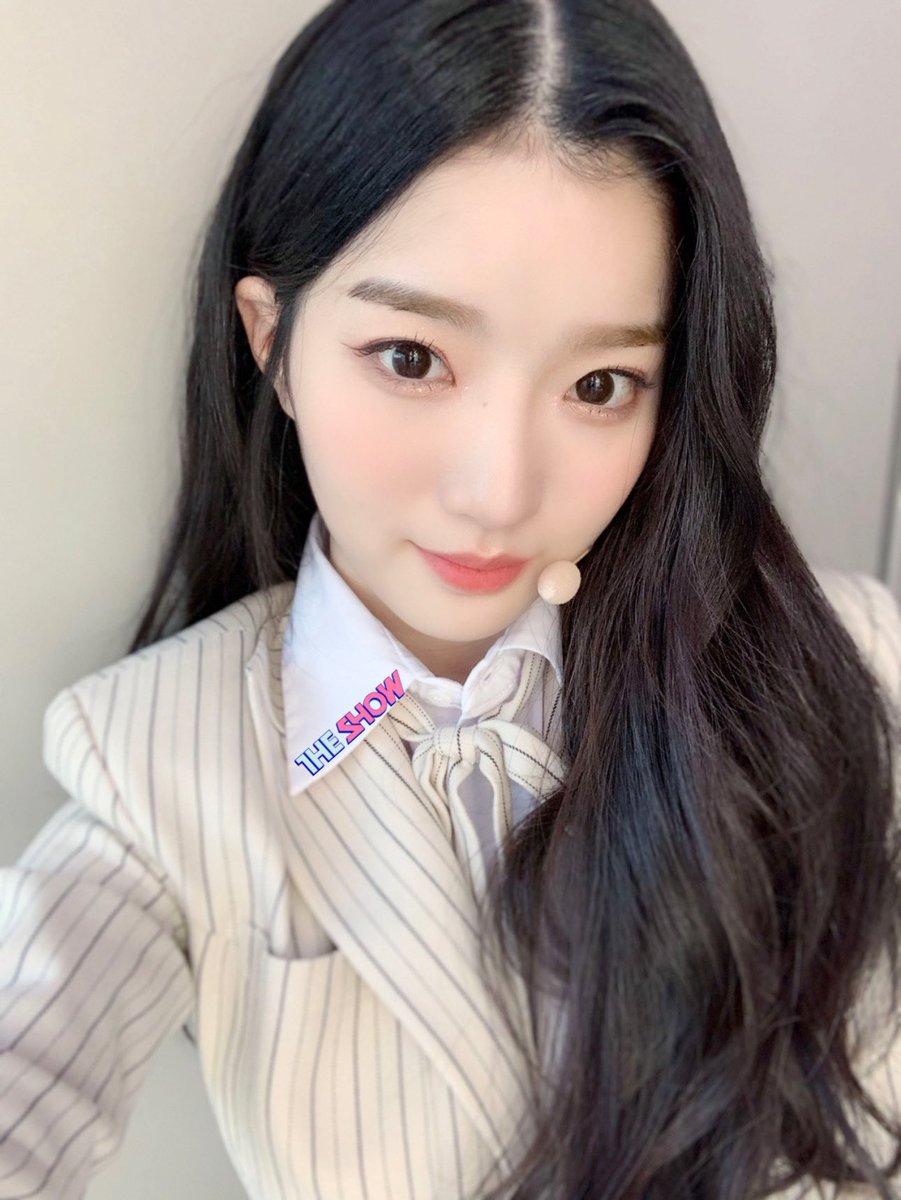 sweeter than a muffin, bonbons, and twice%baked bread from a roseate patisserie, yup, that’s my endearing grin, which can melt anyone’s soft heart in a split second! ☁️🧸🏹 :pat-pat: ‘m still grateful for yesterday, for the show nominee, i did extremely well and proud o’ myself.