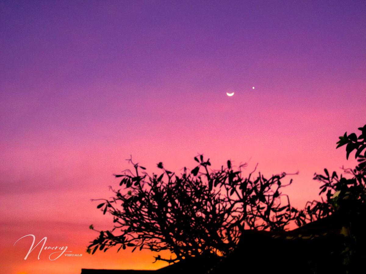 PhilippineStar's tweet photo. ‘I JUST WANNA STAY IN YOUR LAVENDER HAZE’ 💜🌙

A netizen captured photos of a purple and pink-colored sky while the moon, Venus, and Jupiter conjunction showed itself on twilight dusk in Calamba, Laguna, on Wednesday. (Photos courtesy of Nomer Manaig) https://t.co/XsbczNfSUn