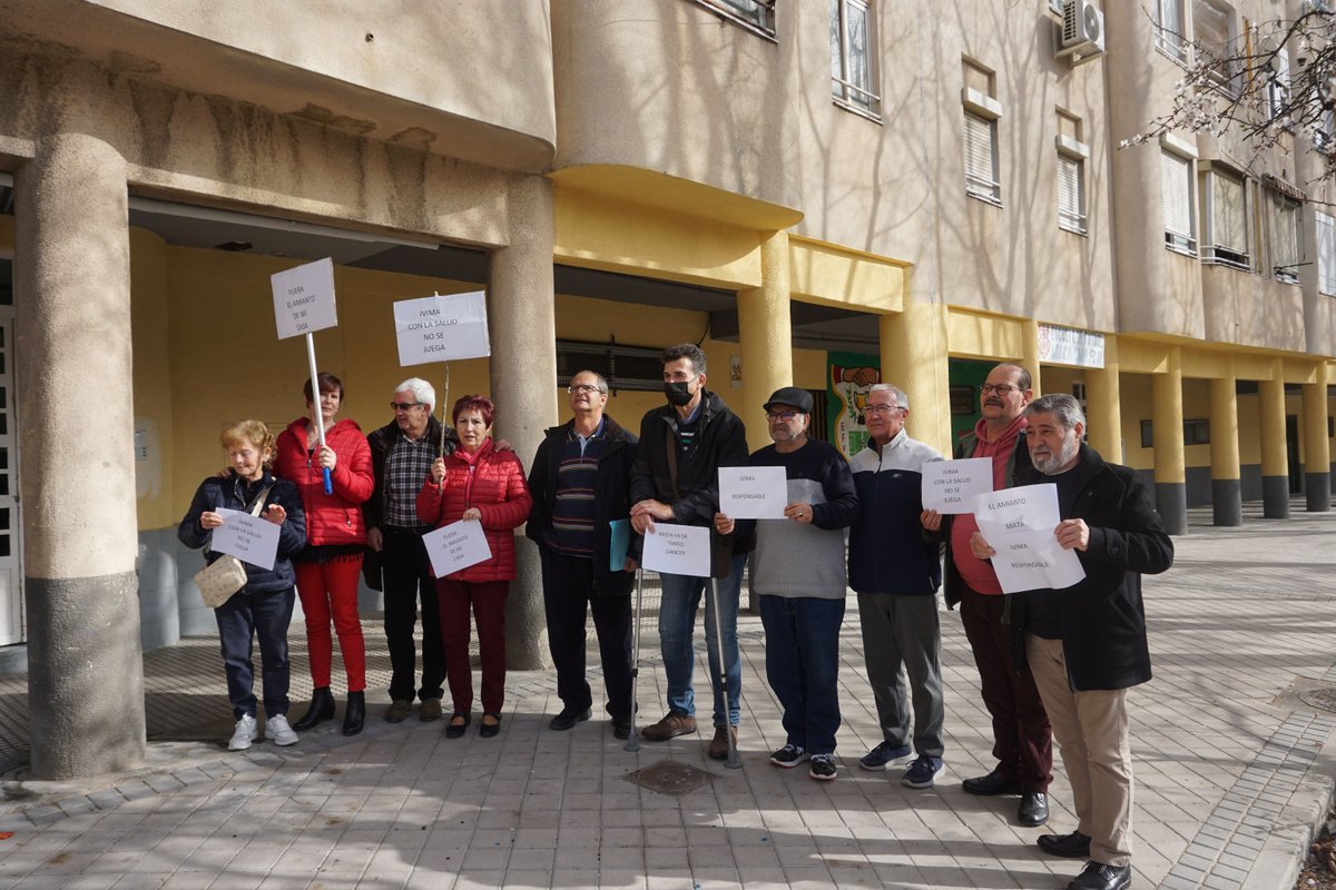 FRAVM's tweet photo. En todos los edificios de Vicálvaro que tienen #amianto hay vecinos con cáncer, pero la Administración rechaza hacer un estudio epidemiológico. @AVVicalvaro ha pedido al @DefensorPuebloE su intervención para que la @ComunidadMadrid , propietaria del 80% de los pisos, lo elimine. https://t.co/pk2dELySiG