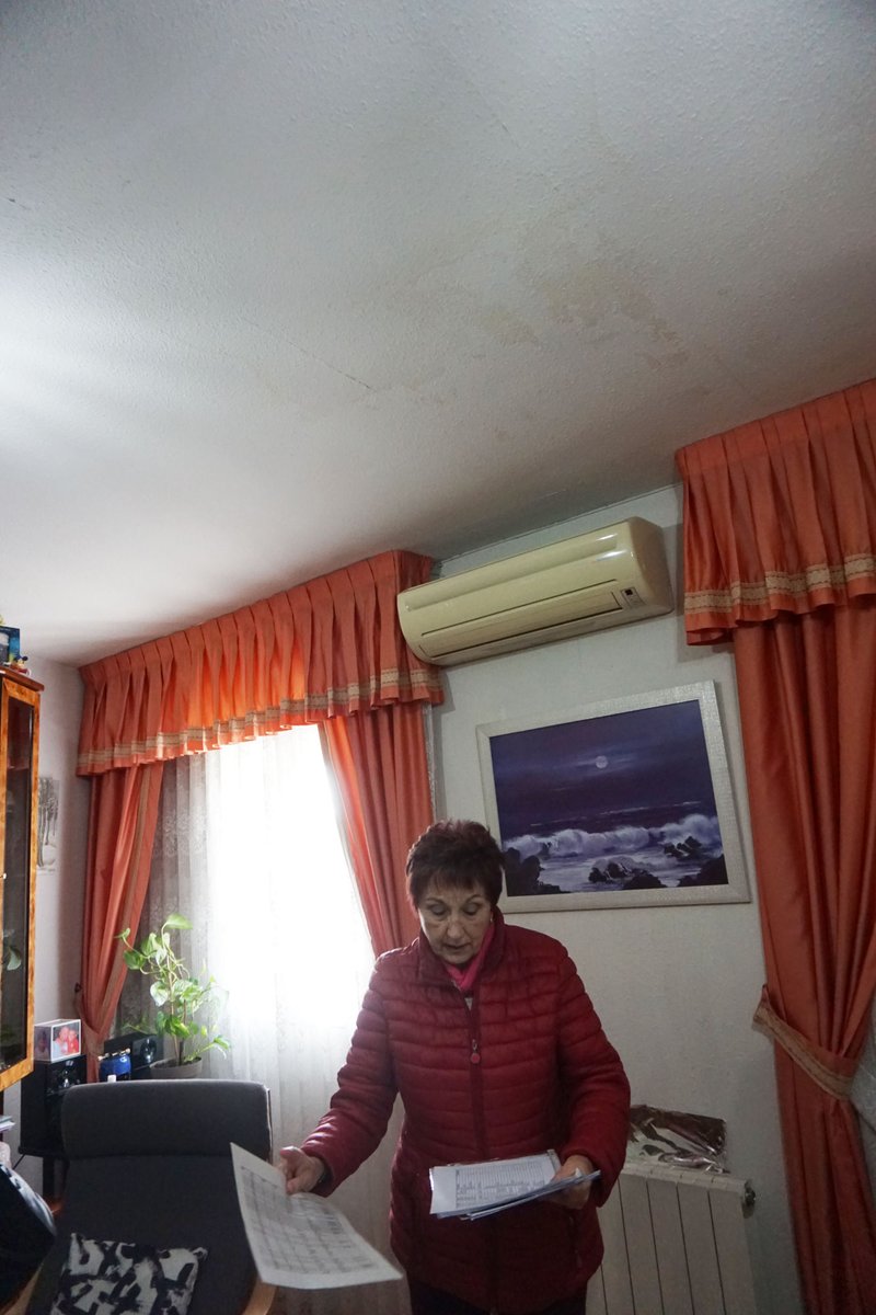 FRAVM's tweet photo. Los tejados de Uralita (=amianto) de las viviendas del antiguo IVIMA de la calle Villablanca, en Vicálvaro, están tan deteriorados que cuando llueve en una determinada dirección los últimos pisos se inundan. Ya está bien de que el Gobierno de Ayuso, propietario, se desentienda. https://t.co/ED9fLEJIok